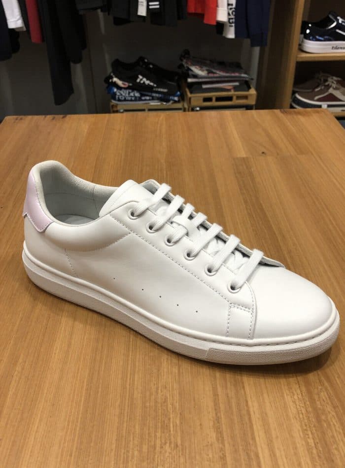 Zapatilla fotografiada con el celular sobre el mesón de la tienda